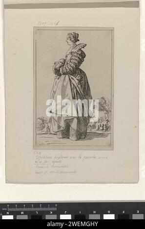 Signora con cappello e mof, a sinistra, 1700 - 1799 stampa donna in piedi, vestita con un abito con un collo largo, un cappello sulla testa, le mani davanti alla pancia in una manica. Sullo sfondo una coppia di ballerini e un gruppo di spettatori. Copia tardiva del n. 9 de la Noblesse de Lorraine: Serie di 12 stampe con nobili in costumi indossati in Lorena nel primo quarto del XVII secolo. vestiti con incisione di carta, costume (+ abiti da donna). abito, abito (+ abiti da donna). Abbigliamento per la parte superiore del corpo (con NOME) (+ abiti da donna). colletto: colletto (+ abiti da donna). skir Foto Stock