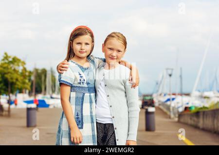 Ritratto all'aperto di due adorabili bambine che si abbracciano Foto Stock