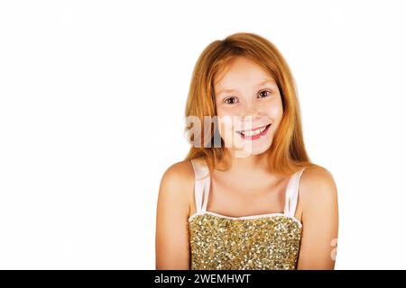 Foto studio di adorabile piccola rossa di 9 - 10 anni Foto Stock