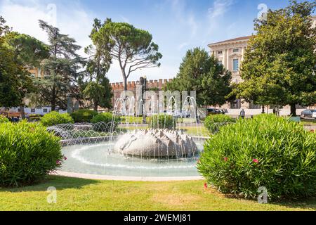 Verona, Italia - Giugno 2022: La Fontana delle Alpi, situata nel giardino di Piazza Bra Foto Stock