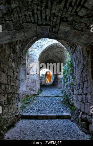 Interno del Krak des Chevaliers, uno dei castelli medievali meglio conservati al mondo. Costruito nel 1031. Al-Husn, Siria. Foto Stock