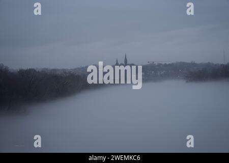 Washington, USA. 26 gennaio 2024. Questa foto scattata il 25 gennaio 2024 mostra edifici avvolti nella nebbia a Washington, DC, negli Stati Uniti. Crediti: Liu Jie/Xinhua/Alamy Live News Foto Stock