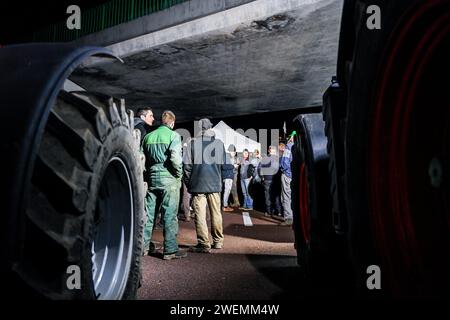 Pouilly EN Auxois, Francia. 25 gennaio 2024. © PHOTOPQR/LE BIEN PUBLIC/Emma BUONCRISTIANI ; Pouilly-en-Auxois ; 25/01/2024 ; blocage de l'autoroute A6 par les Agricteurs (JDSEA, JA) et leurs tracteurs à proximité du péage de Pouilly-en-Auxois dans la nuit du 25 au 26 janvier 2024. Colère des Agricoltura, manifestazione, rassemblement. - La protesta degli agricoltori francesi continua Francia 26 gennaio 2024 blocco A6 nella notte dal 25 al 26esimo credito: MAXPPP/Alamy Live News Foto Stock