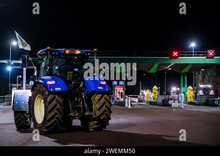 Pouilly EN Auxois, Francia. 25 gennaio 2024. © PHOTOPQR/LE BIEN PUBLIC/Emma BUONCRISTIANI ; Pouilly-en-Auxois ; 25/01/2024 ; blocage de l'autoroute A6 par les Agricteurs (JDSEA, JA) et leurs tracteurs à proximité du péage de Pouilly-en-Auxois dans la nuit du 25 au 26 janvier 2024. Colère des Agricoltura, manifestazione, rassemblement. - La protesta degli agricoltori francesi continua Francia 26 gennaio 2024 blocco A6 nella notte dal 25 al 26esimo credito: MAXPPP/Alamy Live News Foto Stock