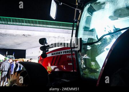 Pouilly EN Auxois, Francia. 25 gennaio 2024. © PHOTOPQR/LE BIEN PUBLIC/Emma BUONCRISTIANI ; Pouilly-en-Auxois ; 25/01/2024 ; blocage de l'autoroute A6 par les Agricteurs (JDSEA, JA) et leurs tracteurs à proximité du péage de Pouilly-en-Auxois dans la nuit du 25 au 26 janvier 2024. Colère des Agricoltura, manifestazione, rassemblement. - La protesta degli agricoltori francesi continua Francia 26 gennaio 2024 blocco A6 nella notte dal 25 al 26esimo credito: MAXPPP/Alamy Live News Foto Stock