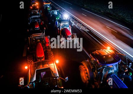 Pouilly EN Auxois, Francia. 25 gennaio 2024. © PHOTOPQR/LE BIEN PUBLIC/Emma BUONCRISTIANI ; Pouilly-en-Auxois ; 25/01/2024 ; blocage de l'autoroute A6 par les Agricteurs (JDSEA, JA) et leurs tracteurs à proximité du péage de Pouilly-en-Auxois dans la nuit du 25 au 26 janvier 2024. Colère des Agricoltura, manifestazione, rassemblement. - La protesta degli agricoltori francesi continua Francia 26 gennaio 2024 blocco A6 nella notte dal 25 al 26esimo credito: MAXPPP/Alamy Live News Foto Stock