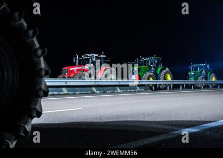 Pouilly EN Auxois, Francia. 25 gennaio 2024. © PHOTOPQR/LE BIEN PUBLIC/Emma BUONCRISTIANI ; Pouilly-en-Auxois ; 25/01/2024 ; blocage de l'autoroute A6 par les Agricteurs (JDSEA, JA) et leurs tracteurs à proximité du péage de Pouilly-en-Auxois dans la nuit du 25 au 26 janvier 2024. Colère des Agricoltura, manifestazione, rassemblement. - La protesta degli agricoltori francesi continua Francia 26 gennaio 2024 blocco A6 nella notte dal 25 al 26esimo credito: MAXPPP/Alamy Live News Foto Stock