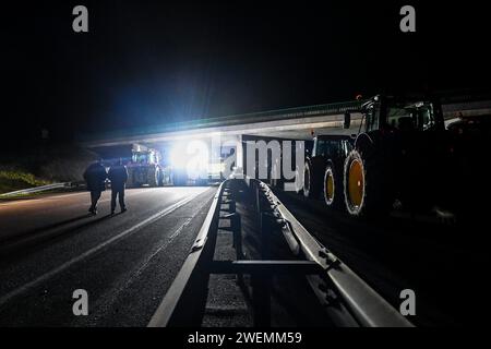 Pouilly EN Auxois, Francia. 25 gennaio 2024. © PHOTOPQR/LE BIEN PUBLIC/Emma BUONCRISTIANI ; Pouilly-en-Auxois ; 25/01/2024 ; blocage de l'autoroute A6 par les Agricteurs (JDSEA, JA) et leurs tracteurs à proximité du péage de Pouilly-en-Auxois dans la nuit du 25 au 26 janvier 2024. Colère des Agricoltura, manifestazione, rassemblement. - La protesta degli agricoltori francesi continua Francia 26 gennaio 2024 blocco A6 nella notte dal 25 al 26esimo credito: MAXPPP/Alamy Live News Foto Stock