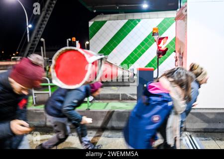 Pouilly EN Auxois, Francia. 25 gennaio 2024. © PHOTOPQR/LE BIEN PUBLIC/Emma BUONCRISTIANI ; Pouilly-en-Auxois ; 25/01/2024 ; blocage de l'autoroute A6 par les Agricteurs (JDSEA, JA) et leurs tracteurs à proximité du péage de Pouilly-en-Auxois dans la nuit du 25 au 26 janvier 2024. Colère des Agricoltura, manifestazione, rassemblement. - La protesta degli agricoltori francesi continua Francia 26 gennaio 2024 blocco A6 nella notte dal 25 al 26esimo credito: MAXPPP/Alamy Live News Foto Stock