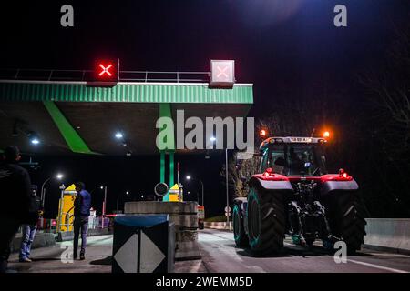 Pouilly EN Auxois, Francia. 25 gennaio 2024. © PHOTOPQR/LE BIEN PUBLIC/Emma BUONCRISTIANI ; Pouilly-en-Auxois ; 25/01/2024 ; blocage de l'autoroute A6 par les Agricteurs (JDSEA, JA) et leurs tracteurs à proximité du péage de Pouilly-en-Auxois dans la nuit du 25 au 26 janvier 2024. Colère des Agricoltura, manifestazione, rassemblement. - La protesta degli agricoltori francesi continua Francia 26 gennaio 2024 blocco A6 nella notte dal 25 al 26esimo credito: MAXPPP/Alamy Live News Foto Stock