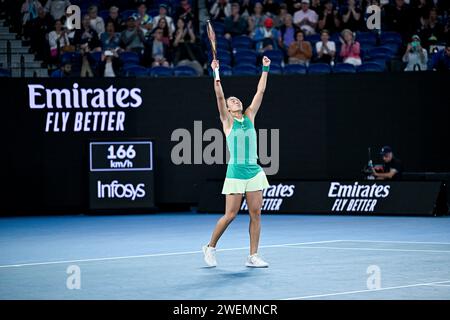 Melbourne, Australia. 25 gennaio 2024. Qinwen Zheng durante l'Australian Open AO 2024 Grand Slam Tournament il 25 gennaio 2024 a Melbourne Park, Australia. Zheng Qinwen diventa il secondo giocatore cinese nella storia a raggiungere una finale importante. La testa di serie n. 12 ha sconfitto Dayana Yastremska 6-4, 6-4, battendo due semifinaliste del grande Slam per la prima volta in 1 ora e 42 minuti. Foto di Credit: Abaca Press/Alamy Live News Foto Stock
