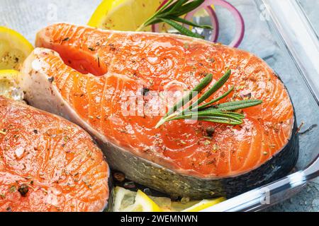 Bistecca di pesce rosso crudo con varie spezie in un pallet di vetro, primo piano Foto Stock