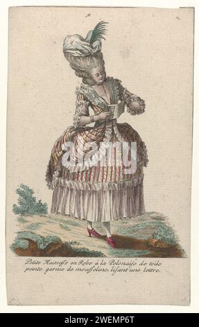 Gallerie di modi e costumi francesi, 1785, nr. 5, nr. 9, Kopie Naar G 39: Little Mistress in the Polish dress (...)., c. 1785 Una giovane donna alla moda o 'petite maitresse', leggendo una lettera. È vestita con una Robe à la polonaise di tessuto dipinto, guarnita con muslin. Hals e Sabot. Sulla testa un cappello o un pouf con aigrette. Altri accessori: Cordino intorno al collo, bracciali, anello, chatelaine, scarpe con tacco e fibbie. Copia a G 39 dalla serie G. 7th Cahier de Costumes French, 1re Suite d'Habillemens de Femmes à la Mode, gallerie des Modes et Costumes French. incisione su carta Foto Stock