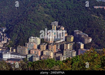 Vista da Granarolo al quartiere residenziale di Biscione, costruito nel 1960, Genova, Italia Foto Stock