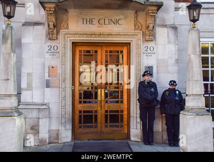 Londra, Inghilterra, Regno Unito. 26 gennaio 2024. Gli agenti di polizia si trovano fuori dalla clinica privata di Londra mentre re Carlo III è ricoverato per le cure alla prostata, lo stesso ospedale in cui la principessa Caterina ha fatto il suo intervento chirurgico. (Immagine di credito: © Vuk Valcic/ZUMA Press Wire) SOLO USO EDITORIALE! Non per USO commerciale! Foto Stock