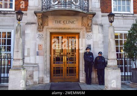 Londra, Regno Unito. 26 gennaio 2024. Gli agenti di polizia si trovano fuori dalla clinica privata di Londra mentre re Carlo III è ricoverato per le cure alla prostata, lo stesso ospedale in cui la principessa Caterina ha fatto il suo intervento chirurgico. Credito: Vuk Valcic/Alamy Live News Foto Stock