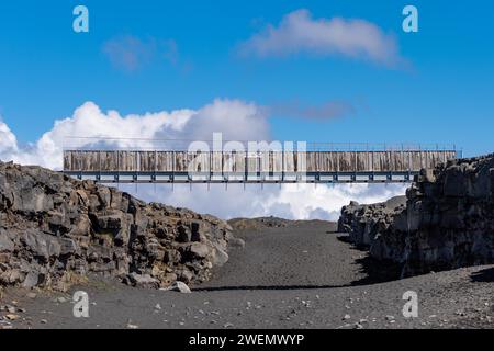 Il ponte tra i continenti attraversa la valle del rift tra le placche continentali americane ed europee, la penisola di Reykjanes, l'Islanda Foto Stock