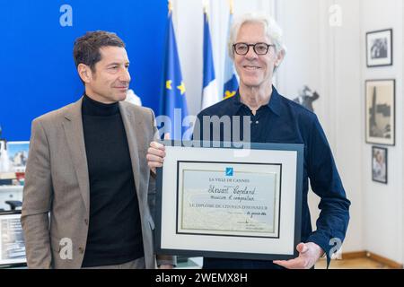 Cannes, Francia. 26 gennaio 2024. Stewart Copeland, fondatore del gruppo la polizia riceve il diploma di cittadino onorario rilasciato dal sindaco di Cannes David Lisnard durante Midem 24, a Cannes, in Francia, il 26 gennaio 2024. Foto di Cyril Chateau/ABACAPRESS.COM Credit: Abaca Press/Alamy Live News Foto Stock