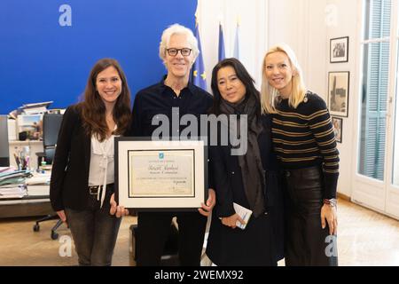 Cannes, Francia. 26 gennaio 2024. Stewart Copeland, fondatore del gruppo la polizia riceve il diploma di cittadino onorario rilasciato dal sindaco di Cannes David Lisnard durante Midem 24, a Cannes, in Francia, il 26 gennaio 2024. Foto di Cyril Chateau/ABACAPRESS.COM Credit: Abaca Press/Alamy Live News Foto Stock