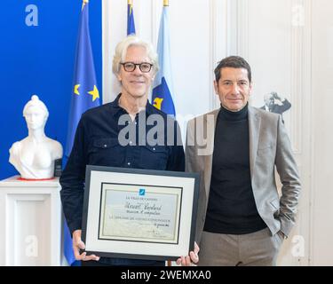 Cannes, Francia. 26 gennaio 2024. Stewart Copeland, fondatore del gruppo la polizia riceve il diploma di cittadino onorario rilasciato dal sindaco di Cannes David Lisnard durante Midem 24, a Cannes, in Francia, il 26 gennaio 2024. Foto di Cyril Chateau/ABACAPRESS.COM Credit: Abaca Press/Alamy Live News Foto Stock