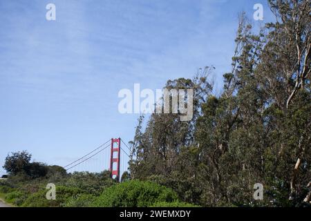 Il Golden Gate Bridge è un ponte sospeso che attraversa il Golden Gate, lo stretto largo un miglio che collega la baia di San Francisco e il Pacifico. Foto Stock