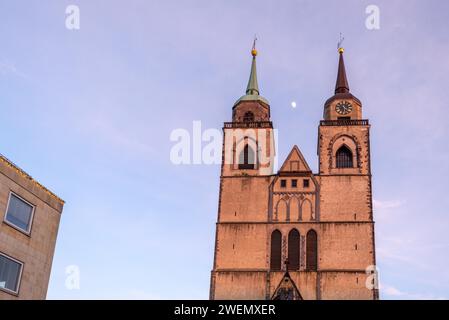 Cielo rosa dietro le torri gemelle di St Chiesa di Giovanni al crepuscolo, Magdeburgo, Sassonia-Anhalt, Germania Foto Stock