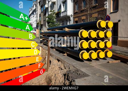 Un insieme di nuovi tubi per il teleriscaldamento in un cantiere, grafico con classi di efficienza energetica per gli edifici secondo il GEG, Düsseldor Foto Stock