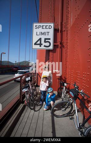 Il Golden Gate Bridge è un ponte sospeso che attraversa il Golden Gate, lo stretto largo un miglio che collega la baia di San Francisco e il Pacifico. Foto Stock