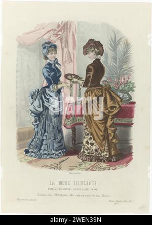 Illustrated Fashion, 1883, No. 8: Toilets de Mon. Fladry (...), 1883 due donne all'interno, vestite con abiti da tournure. Secondo la didascalia, gli abiti di Maison Fladry, successore di Coussinet. Stampa dalla rivista di moda la Mode Illustrée (1860-1937). lastre di moda per incisioni in carta. copricapo: cappello (+ abiti da donna). abito, abito (+ abiti da donna). guanti, guanti, ecc. (+ vestiti da donna). bracciale, pochette da polso (+ abiti da donna) Foto Stock