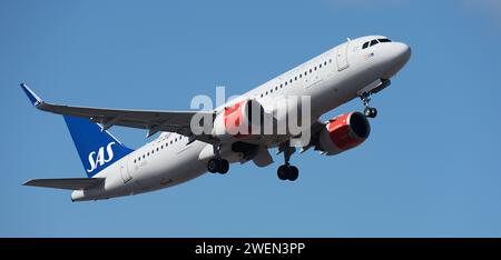 Tenerife, Spagna 21 gennaio 2024 Airbus A320-251N. SAS Airlines vola nel cielo blu Foto Stock