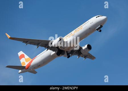 Tenerife, Spagna 21 gennaio 2024 Airbus A321-211. Sunclass Airlines vola nella sk blu Foto Stock