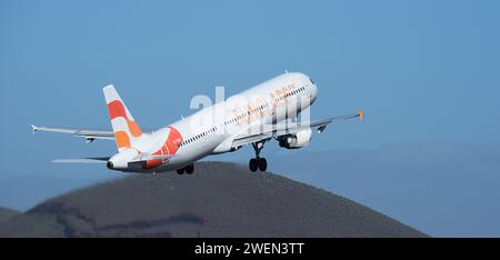 Tenerife, Spagna 21 gennaio 2024 Airbus A321-211. Sunclass Airlines vola nel cielo blu Foto Stock