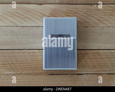 Il sigaro e cuoio su uno sfondo di legno con retro graffiato ef Foto stock  - Alamy