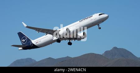 Tenerife, Spagna 21 gennaio 2024 Airbus A321-271NX. Lufthansa Airlines vola nel cielo blu Foto Stock
