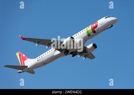 Tenerife, Spagna 21 gennaio 2024 Embraer E195AR. TOCCA Express Airlines vola nel cielo blu Foto Stock