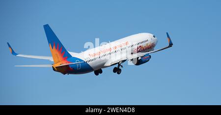 Tenerife, Spagna 21 gennaio 2024 Boeing 737-86N. Jet2 Airlines vola nel cielo blu Foto Stock