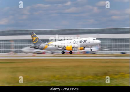 Monaco di Baviera, Germania - luglio 06. 2023 : Condor Airbus A320-214 con immatricolazione D-AICR durante l'atterraggio sulla pista sud 08R della Monaco Foto Stock