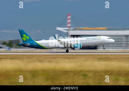 Monaco di Baviera, Germania - luglio 06. 2023 : Aer Lingus Airbus A321-253NX con registrazione dell'aeromobile EI-LRC durante l'atterraggio sulla pista sud 08R del Foto Stock