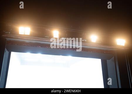 luci a luce diffusa sopra il palco del teatro Foto Stock