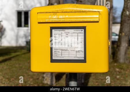 Langweid, Baviera, Germania - 26 gennaio 2024: Cassetta postale pubblica gialla di Deutsche Post *** gelber öffentlicher Briefkasten der Deutschen Post Foto Stock