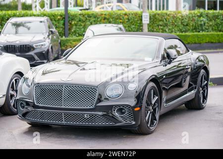 Miami, FL, USA - 25 gennaio 2024: Immagine stock di una coupé sportiva Bentley nera Foto Stock