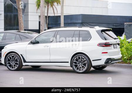 Miami, FL, USA - 25 gennaio 2024: SUV di lusso BMW X7 bianco Foto Stock