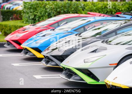 Miami, FL, USA - 25 gennaio 2024: Lamborghini Hurican sto 2024 super car ad alte prestazioni di fila Foto Stock