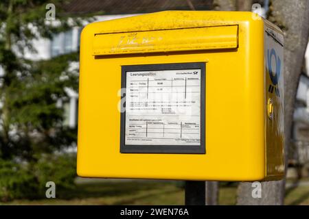 Langweid, Baviera, Germania - 26 gennaio 2024: Cassetta postale pubblica gialla di Deutsche Post *** gelber öffentlicher Briefkasten der Deutschen Post Foto Stock