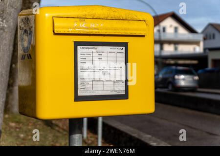 Langweid, Baviera, Germania - 26 gennaio 2024: Cassetta postale pubblica gialla di Deutsche Post *** gelber öffentlicher Briefkasten der Deutschen Post Foto Stock