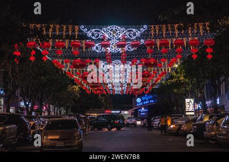 Decorazioni del capodanno cinese, anno del topo. Chbar Ampov, Phnom Penh, Cambogia, Indocina. 25 gennaio 2020. © Kraig Lieb Foto Stock