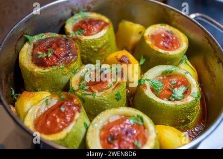 zucchine ripiene di carne macinata e patate Foto Stock