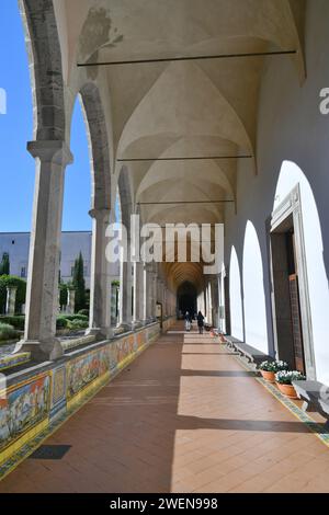 Un giardino nell'antico chiostro maiolico nel monastero di Santa chiara di Napoli, Italia. Foto Stock