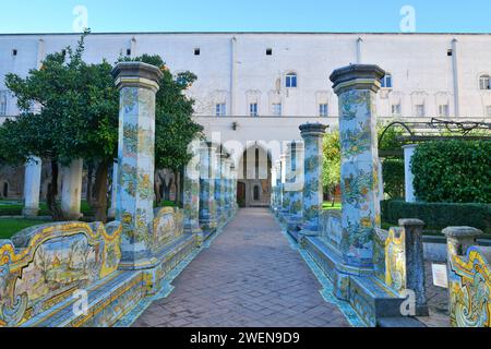 Un giardino nell'antico chiostro maiolico nel monastero di Santa chiara di Napoli, Italia. Foto Stock