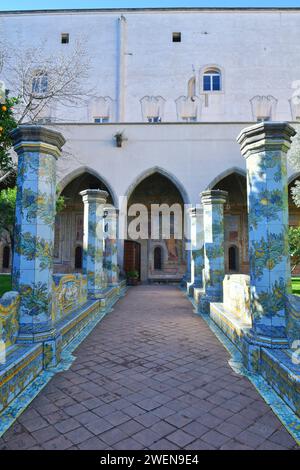 Un giardino nell'antico chiostro maiolico nel monastero di Santa chiara di Napoli, Italia. Foto Stock